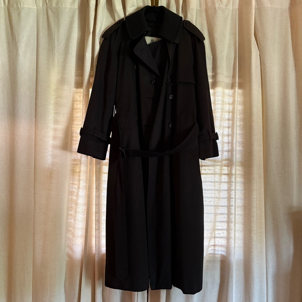 Gorgeous Burberry Black Trench Coat With Wool Liner and Collar
